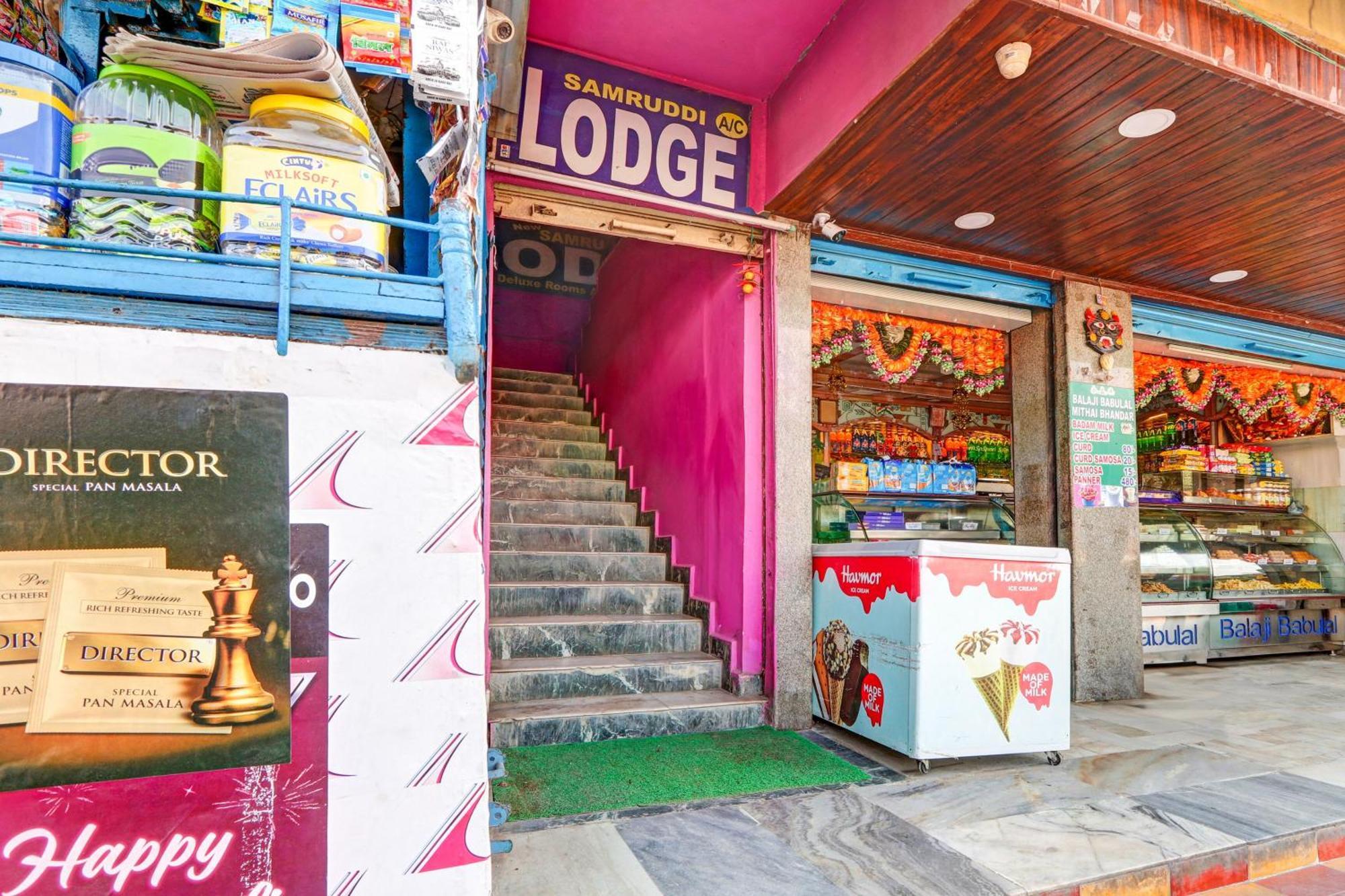 Nirmal  Oyo Flagship Hotel Samruddhi Lodge מראה חיצוני תמונה